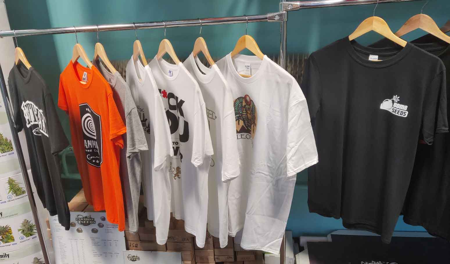 Blick auf die ausgestellten Hemden