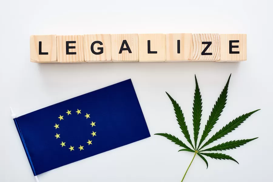 Verwendung von Cannabis in Europa mit Unionsflagge und Legalize-Zeichen