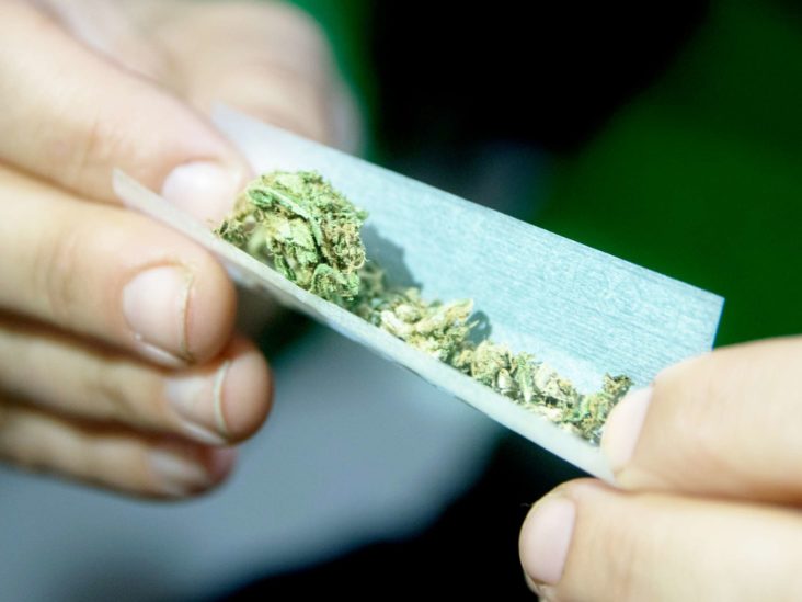 Drehen eines CBD-Joints