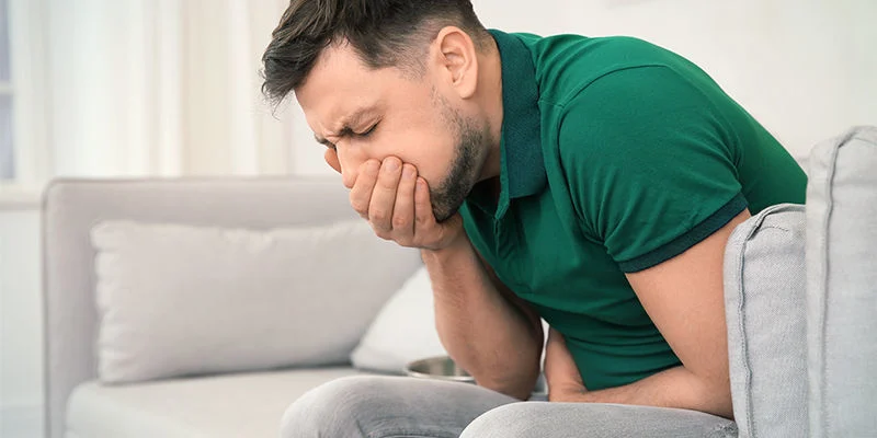 ein Mann mit Übelkeit