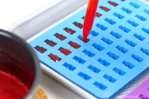 Einfache Dosierung von Cannabisgelatine in die Form