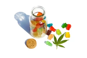 Hanf-Gummibärchen in einem Glas.