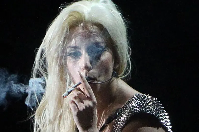 Hvězda Lady Gaga kouří léčebné konopí