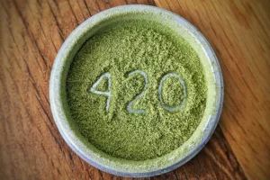 420 Kief am Boden des Grinders 