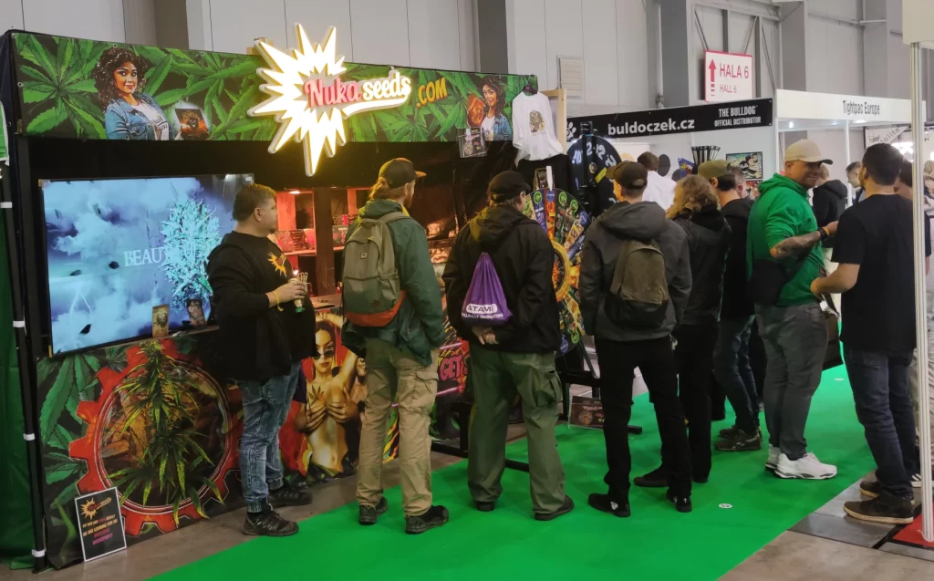 Leute, die darauf warten, Marihuana-Samen von Nukaseeds zu drehen und zu gewinnen