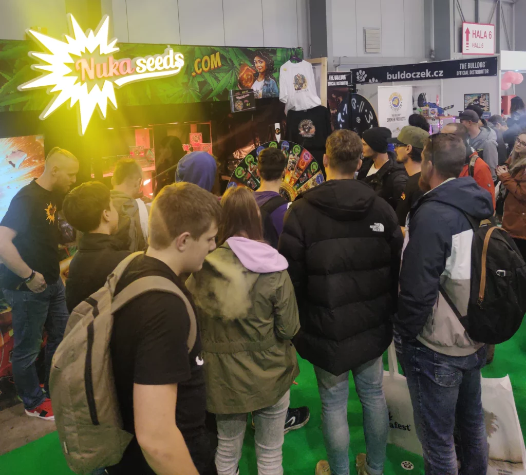 Viele Menschen blockierten den Durchgang, als sie darauf warteten, das Glücksrad bei Nuka Seeds zu drehen