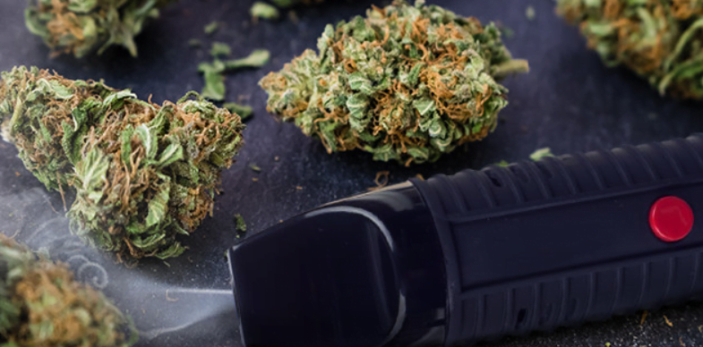 Verdampfer und Cannabisblüten