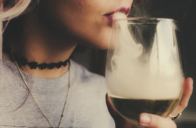 konopí a alkohol ve sklenici vína